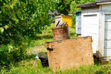 arıcı'nın arı kovanı aracı: Sigara içen ve keski