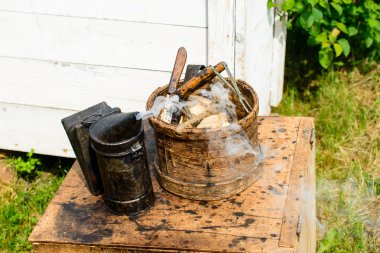 Arı kovanı aracında arıcı