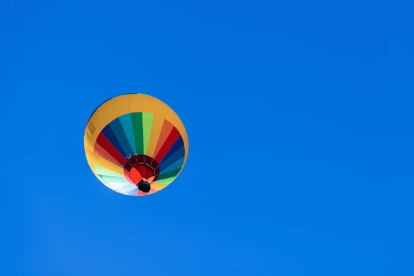 Colorido Globo de aire caliente contra el cielo azul. vista desde abajo , — Foto de Stock