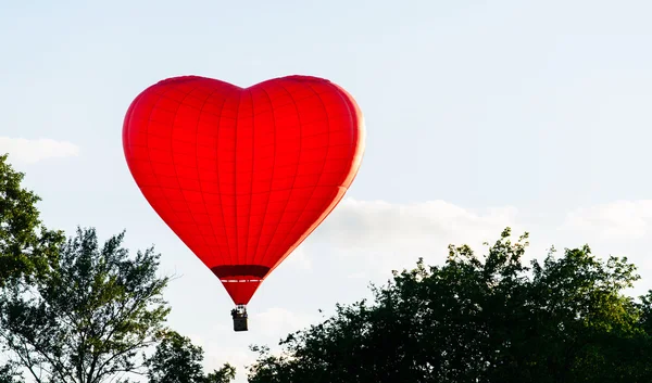 热气球-红色心越过树木，浅景深国际剑联 — 图库照片