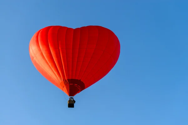 Globo de aire caliente - corazón rojo sobre un fondo de cielo azul, suave fo — Foto de Stock