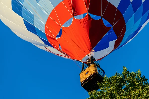 Décollage de montgolfière, mise au point sur le dôme, mise au point douce — Photo