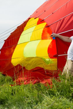 Fırlatma için hazırlanan sıcak hava balonu