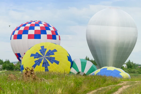 Balão de ar quente decolar, cúpula do balão de ar quente em um verde — Fotografia de Stock