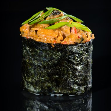 Karanlık bir arka plan üzerinde Gunkan suşi