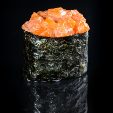 Karanlık bir arka plan üzerinde Gunkan suşi