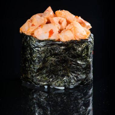 Karanlık bir arka plan üzerinde Gunkan suşi