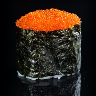 Karanlık bir arka plan üzerinde Gunkan suşi