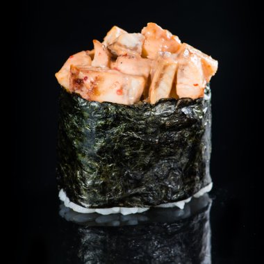 Karanlık bir arka plan üzerinde Gunkan suşi