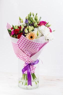 bir vazoda renkli buket
