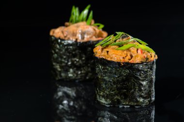 Makro gunkan siyah bir zemin üzerine