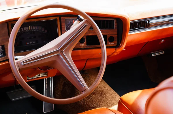 Interior de un coche clásico vintage — Foto de Stock