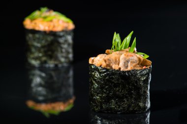 Makro gunkan siyah bir zemin üzerine