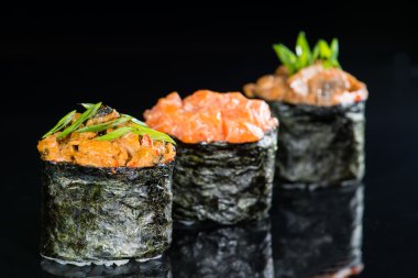 Makro gunkan siyah bir arka plan yansıması ile