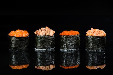 Makro gunkan siyah bir zemin üzerine