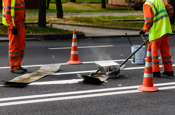 Obras rodoviárias, pintura de vias rodoviárias — Fotografia de Stock