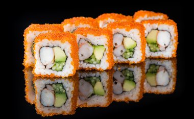 suşi yakın çekim yansıma siyah bir zemin üzerine