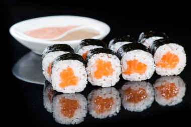 suşi yakın çekim yansıma siyah bir zemin üzerine