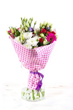 bir vazoda renkli buket beyaz izole