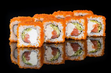 suşi yakın çekim yansıma siyah bir zemin üzerine