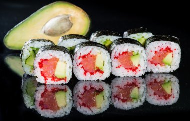 suşi yakın çekim yansıma siyah bir zemin üzerine