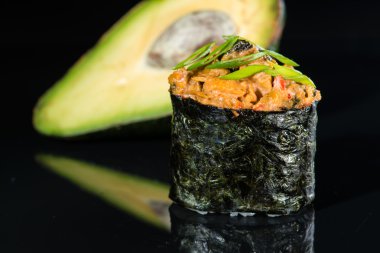 Makro gunkan siyah bir zemin üzerine