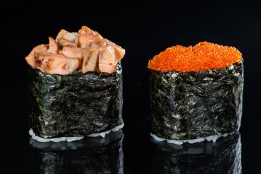 Makro gunkan siyah bir arka plan yansıması ile