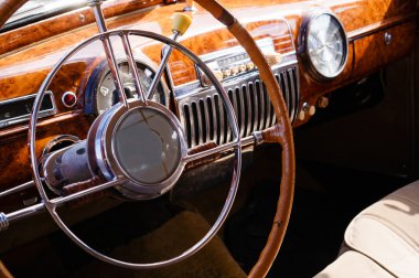 Klasik bir klasik arabanın içi.