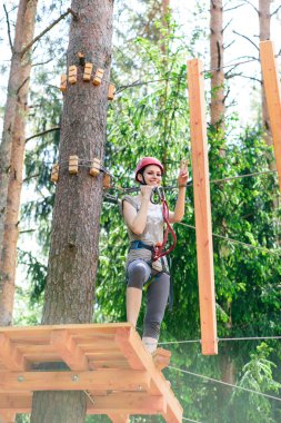 Genç kadın macera cambaz park tırmanma tırmanma