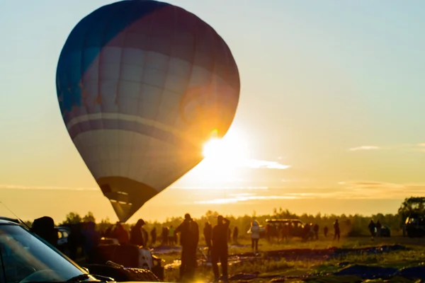 Bild von verschwommenen Heißluftballons im Sonnenuntergang — Stockfoto