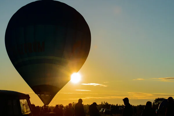 Imagem de silhuetas de balão de ar quente borrão no pôr do sol — Fotografia de Stock