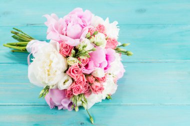 Boyalı ahşap t üzerinde parlak renkler renkli gelin buketi