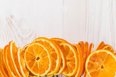 Beyaz ahşap masa arka plan üzerinde Portakal dilim