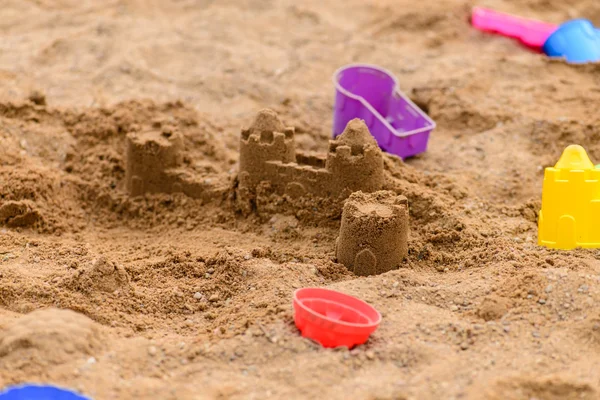 Барвисті іграшки в пісочниці в сонячний день, мала глибина — стокове фото