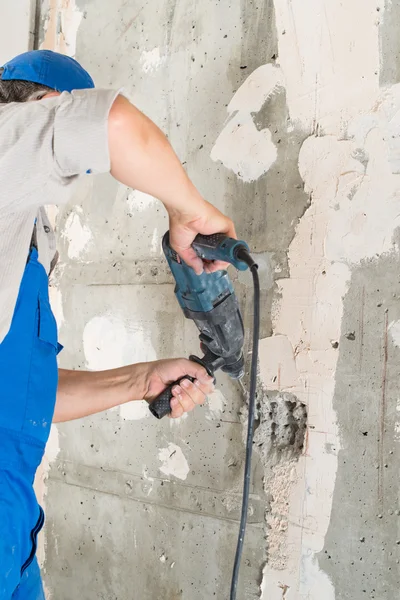 Operaio edile foro di perforazione Riparazione in casa — Foto Stock