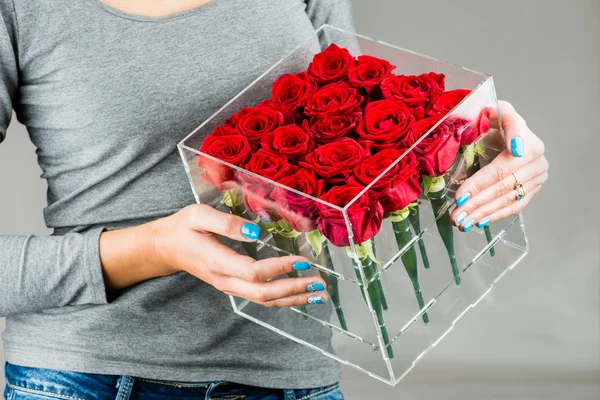 Mädchen mit einer Schachtel Rosen in der Hand Nahaufnahme — Stockfoto