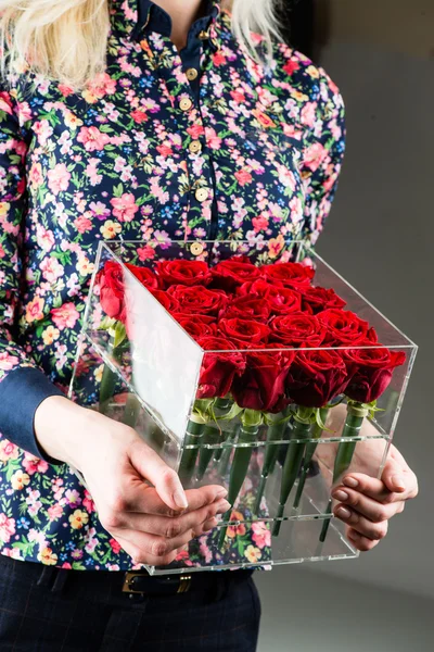 Mädchen mit einer Schachtel Rosen in der Hand Nahaufnahme — Stockfoto