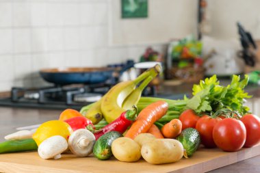 Mutfakta fi sığ derinliği yemek için taze sebze
