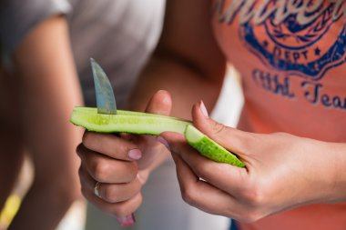 yakın çekim kız kesme taze salatalık, piknik için gıda