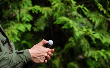 adam açık şişe şampanya alkol ve şarap içecek sıklıkta eller