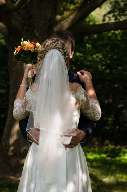 Bir düğün buket gelinle damat hugs