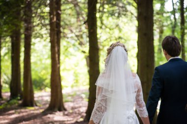 Parkta bir yürüyüş üzerinde bulanık arka plan yeni evliler