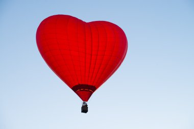 Mavi gökyüzü karşı kalp şeklinde balon