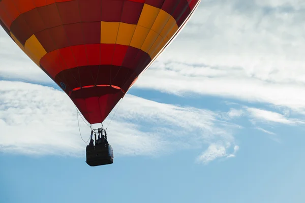 Воздушный шар против неба, пространства — стоковое фото