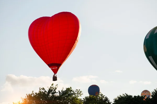 Luftballon in Herzform vor blauem Himmel — Stockfoto