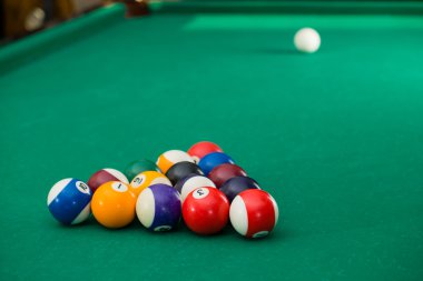 Bilardo masası toplar. yakın çekim. dar alan derinliği