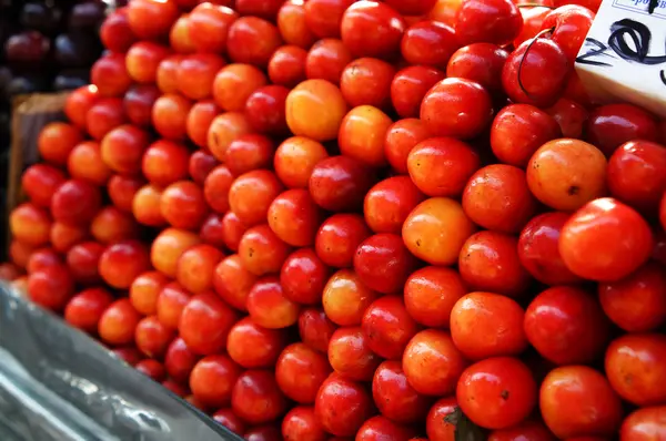 Nectarinas frescas vendidas en el mercado, poca profundidad de campo — Foto de Stock