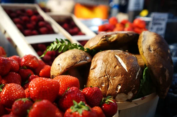 Fresas frescas para la venta en el mercado, poca profundidad de fiel — Foto de Stock