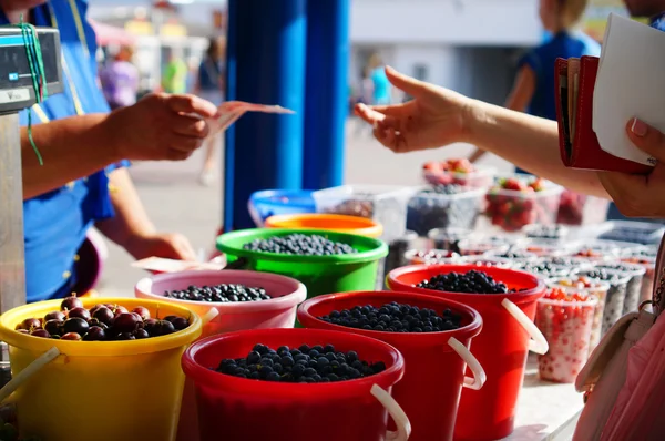 Venta de bayas frescas en el mercado — Foto de Stock