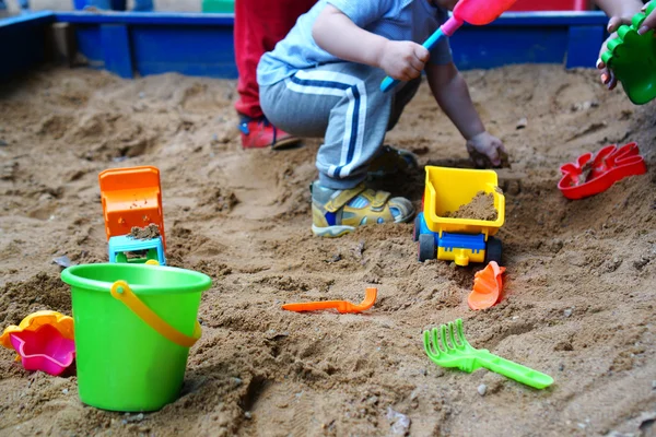 Brinquedos infantis na caixa de areia — Fotografia de Stock